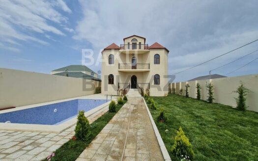 8 Room House / Villa for Sale in Baku