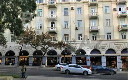 3 Room Old Apartment for Sale in Baku