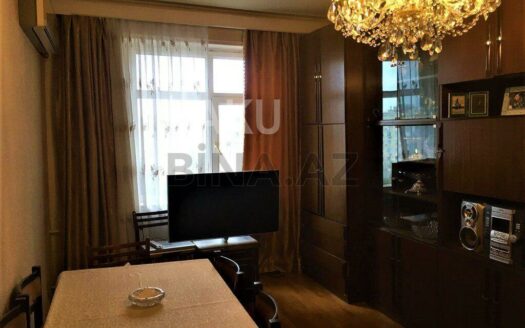 3 Room Old Apartment for Sale in Baku