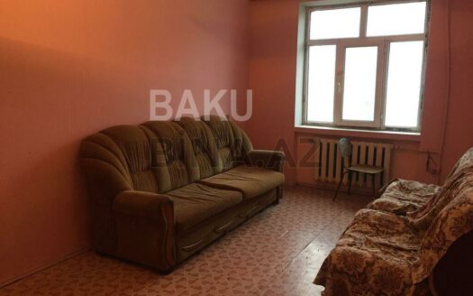 4 Room Old Apartment for Sale in Baku