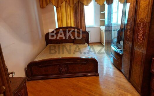 3 Room Old Apartment for Sale in Baku