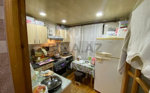 3 Room Old Apartment for Sale in Baku