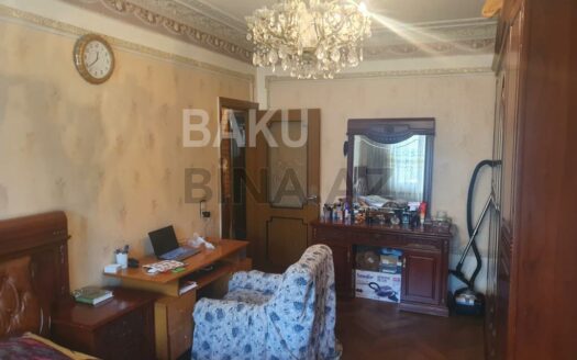 4 Room Old Apartment for Sale in Baku