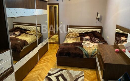 2 Rooms Old Apartment for Sale in Baku