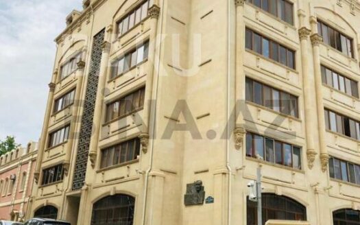 3 Room Old Apartment for Sale in Baku