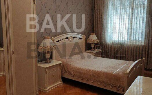 5-Room Old Apartment for Sale in Baku