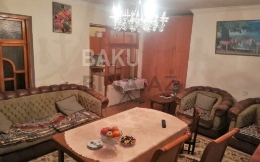 3 Room Old Apartment for Sale in Baku