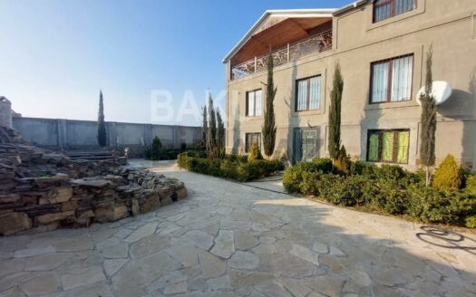 8 Room House / Villa for Sale in Baku
