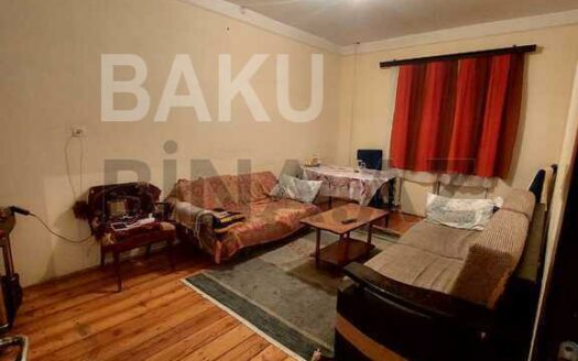 3 Room Old Apartment for Sale in Baku