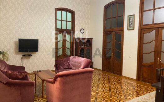 3 Room Old Apartment for Sale in Baku