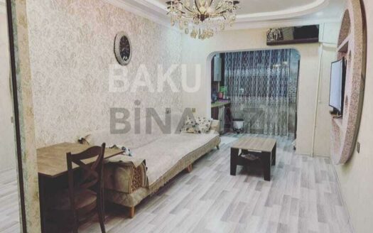 3 Room Old Apartment for Sale in Baku