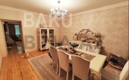 4 Room Old Apartment for Sale in Baku