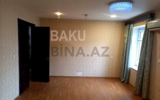 4 Room Old Apartment for Sale in Baku