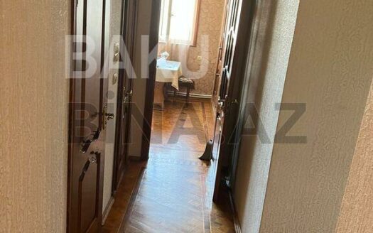 3 Room Old Apartment for Sale in Baku