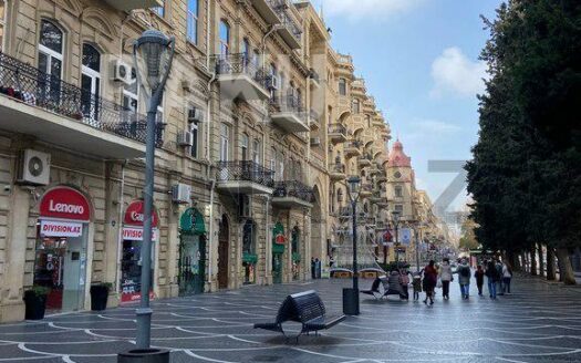 4 Room Old Apartment for Sale in Baku