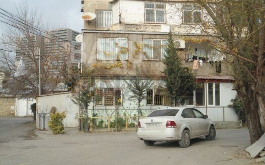 4 Room Old Apartment for Sale in Baku