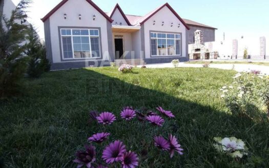 4 Room House / Villa for Sale in Baku