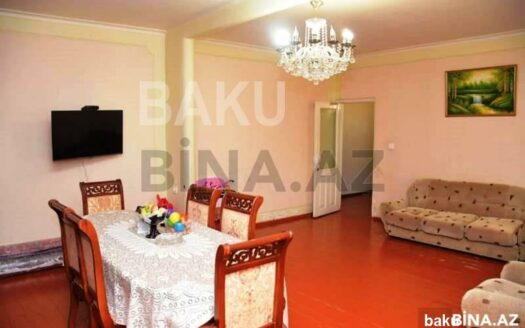 5-Room Old Apartment for Sale in Baku