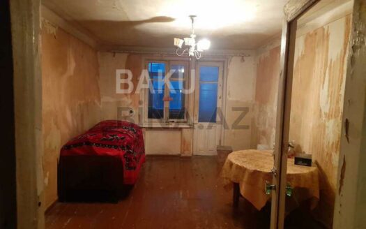 3 Room Old Apartment for Sale in Baku