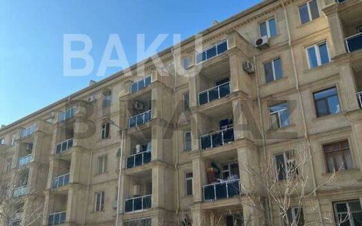 3 Room Old Apartment for Sale in Baku