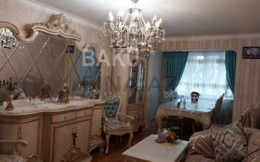 4 Room Old Apartment for Sale in Baku