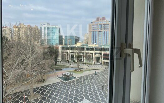 4 Room Old Apartment for Sale in Baku