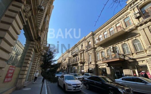 4 Room Old Apartment for Sale in Baku