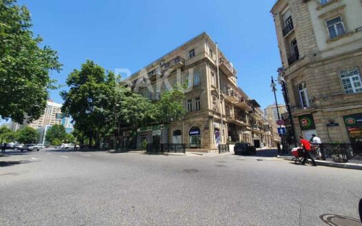 5-Room Old Apartment for Sale in Baku