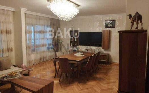 4 Room Old Apartment for Sale in Baku