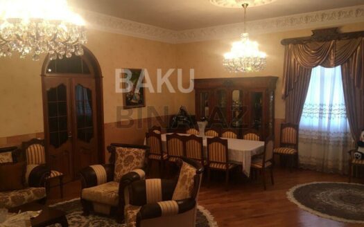 5-Room Old Apartment for Sale in Baku