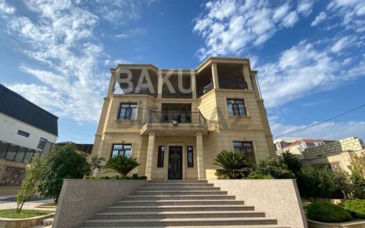7 Room House / Villa for Sale in Baku