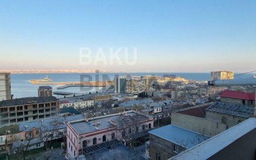 4 Room Old Apartment for Sale in Baku