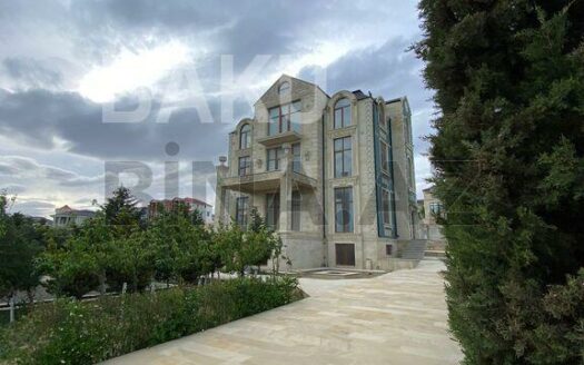 8 Room House / Villa for Sale in Baku