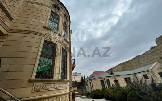 8 Room House / Villa for Sale in Baku