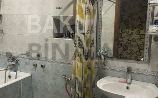 4 Room Old Apartment for Sale in Baku