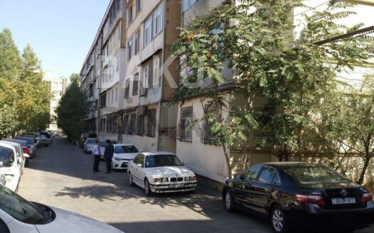 5-Room Old Apartment for Sale in Baku