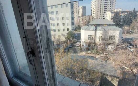 2 Rooms Old Apartment for Sale in Baku