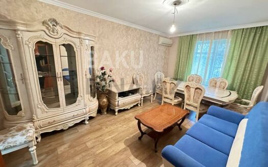 4 Room Old Apartment for Sale in Baku