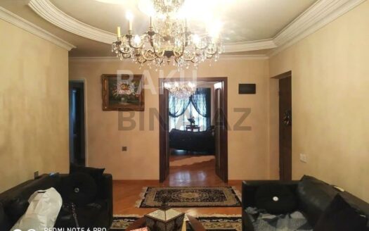 3 Room Old Apartment for Sale in Baku