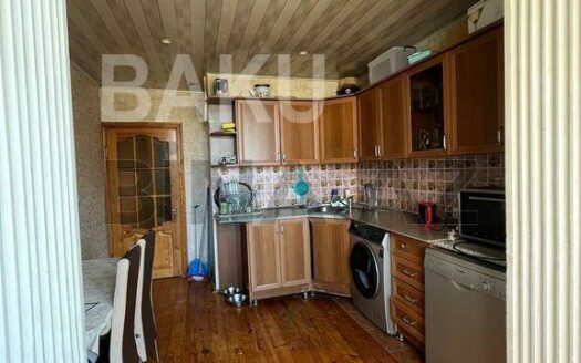 4 Room Old Apartment for Sale in Baku