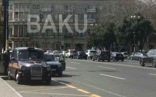 4 Room Old Apartment for Sale in Baku