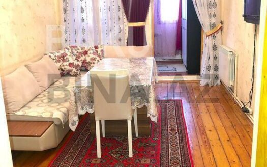 3 Room Old Apartment for Sale in Baku