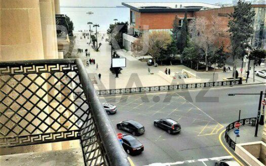 2 Rooms Old Apartment for Sale in Baku