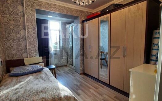 4 Room Old Apartment for Sale in Baku