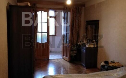 5-Room Old Apartment for Sale in Baku