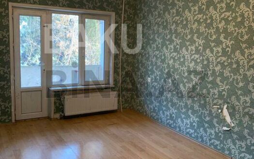 4 Room Old Apartment for Sale in Baku