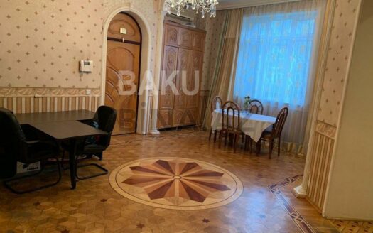 4 Room Old Apartment for Sale in Baku