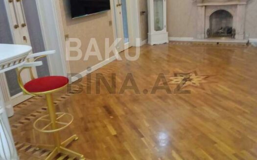 4 Room Old Apartment for Sale in Baku