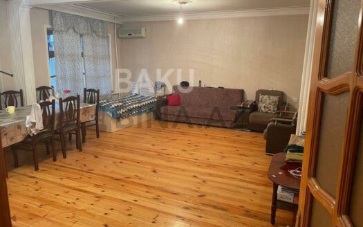 5-Room Old Apartment for Sale in Baku