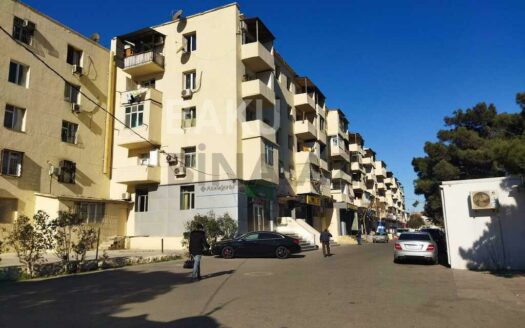 3 Room Old Apartment for Sale in Baku